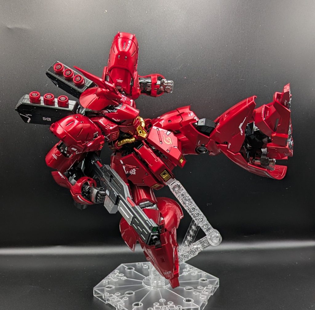 シャアといえばキック。素晴らしい可動域と保持力なので、人形を外したサザビーの体形でもキックが決まります。