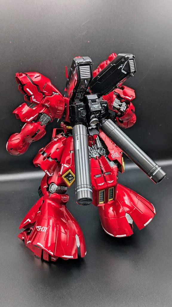 RGサザビーには肩やスカートの装甲がスライドする機構があります。