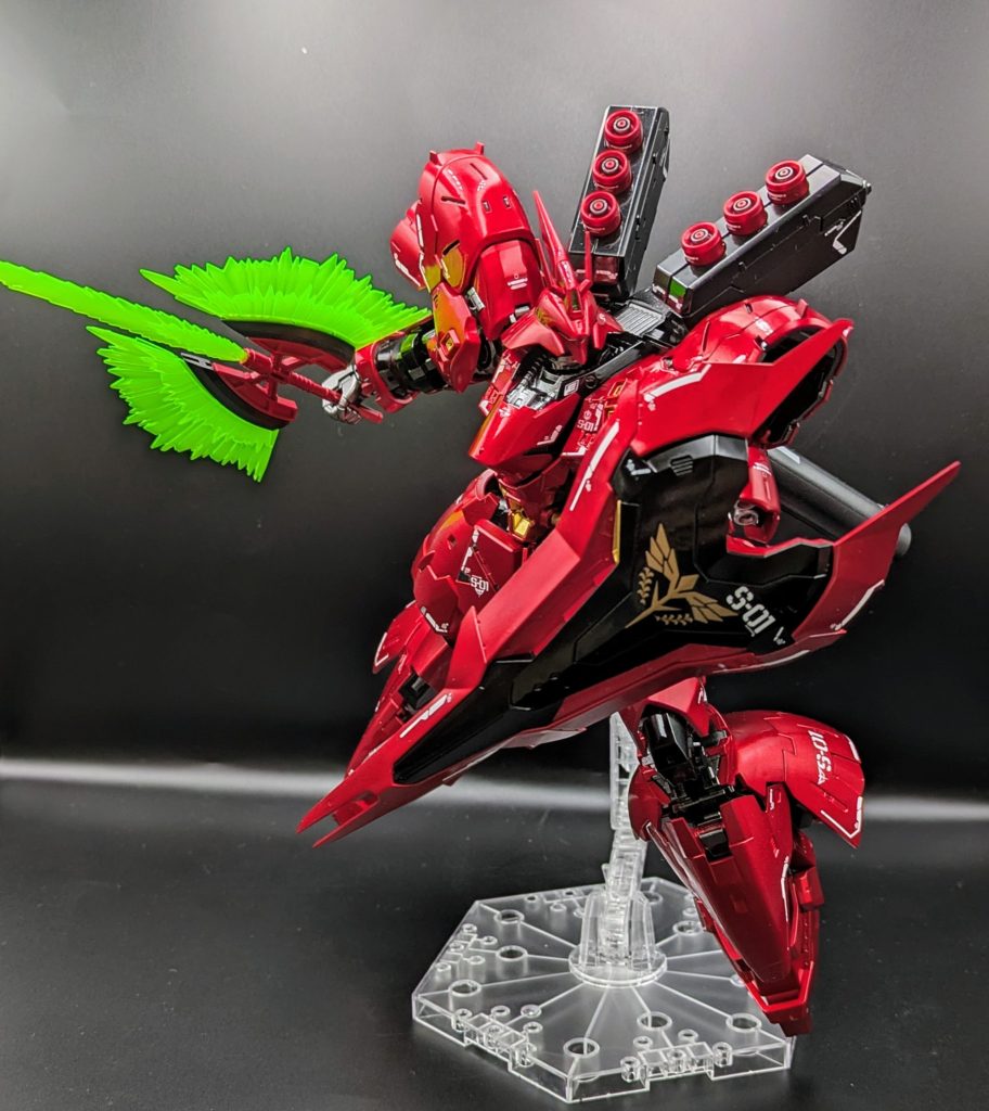 シールドに保持していたビームトマホークは左右と中央にエフェクトを差し込むスタイル。コレが自然と思いますが涙滴形に出るエフェクトでないのが残念かも。