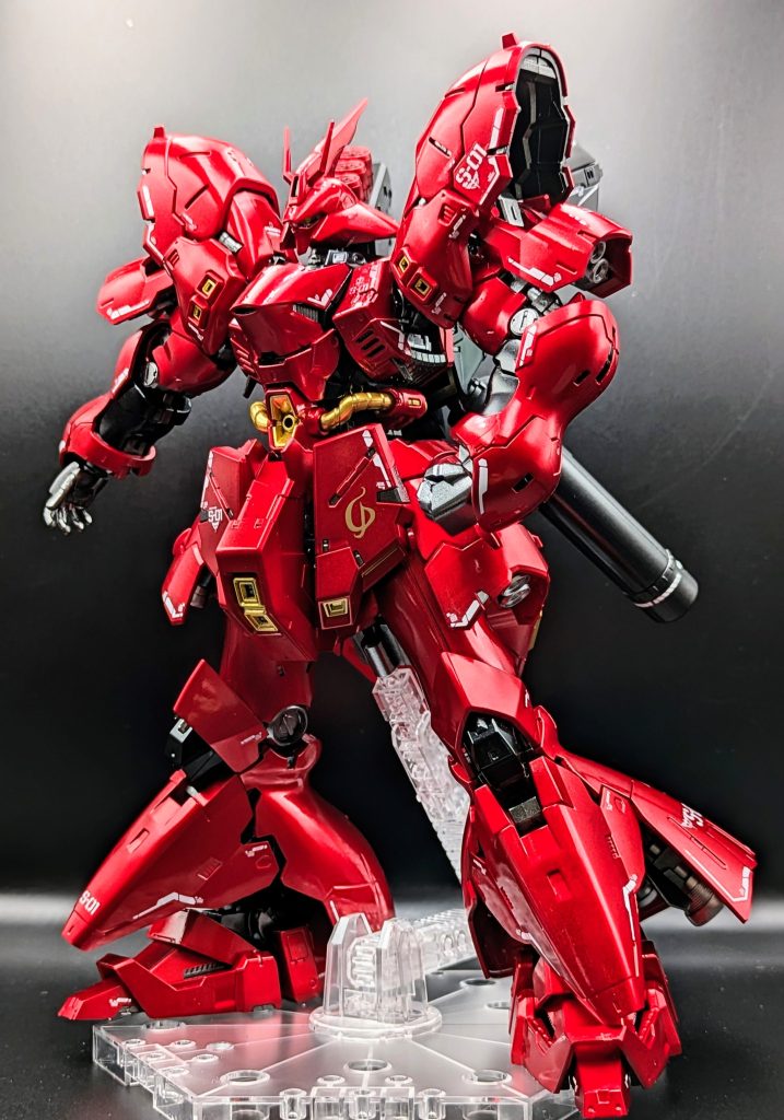 今回はメタルレッドの上にクリアレッドを重ねたキャンディ塗装だったのですが、ピンクサフの影響か、明るめの仕上がりとなっております。背後に重心がかかるため、垂直立ちにはスタンドがいります。