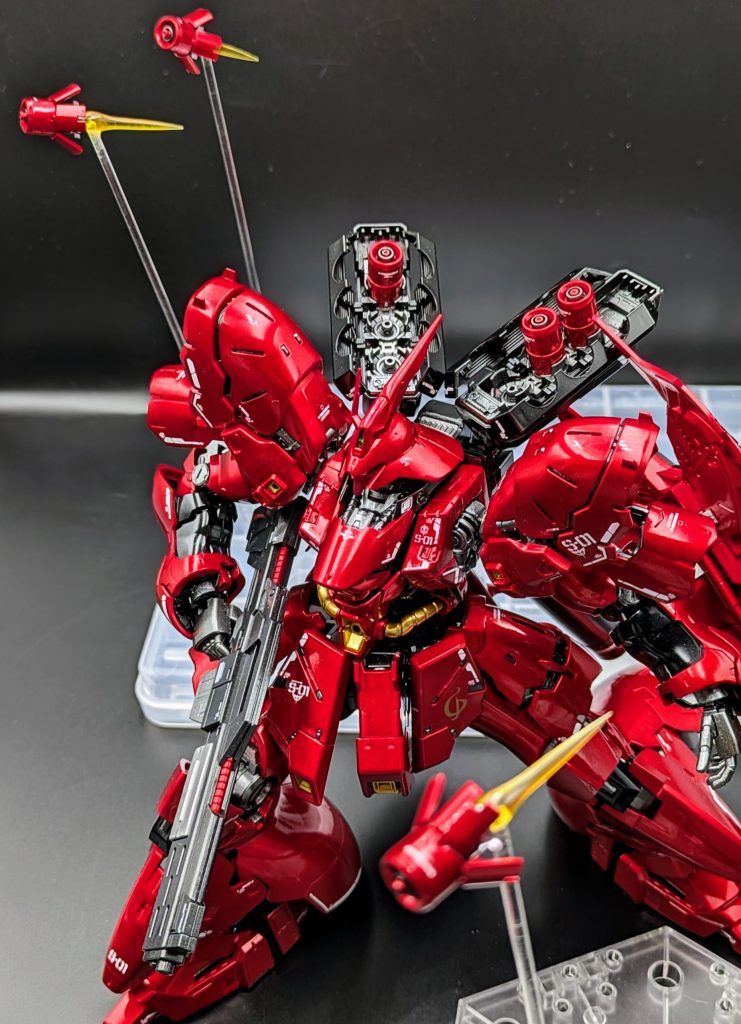 ファンネルの配色は銃口を赤に。構造上、ラックに収納するとフィンに塗装ハゲが発生しますが、この展開ギミックは素晴らしいです。