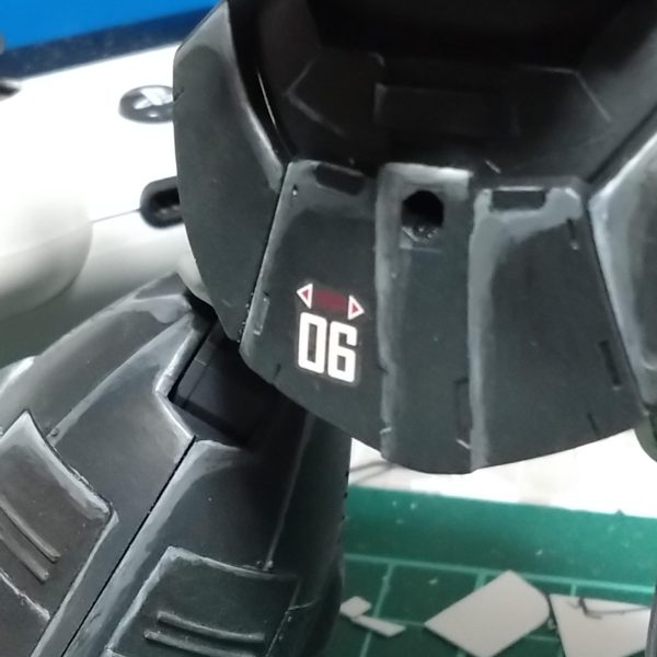 トップコート吹いてほぼ完成に近いですが塗装の邪魔にならないようにデカールを貼りました。トップコートの後、細い筆でエッジや気になる部分に少しずつ白を追加。サーベルだけトップコート忘れてました。😮‍💨デカール保護にもう一度やる時に一緒にすることにします。&nbsp;（2枚目）