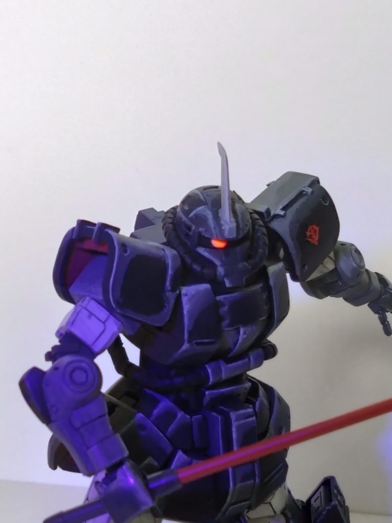 寄りで！結局ブラックライトの効果に頼ってますが他の画像で塗装の頑張りを感じてもらえたら嬉しいです。自分流の何となくイメージ塗装なので「ココは違う！」とかあるかもですが楽しく塗装できました。面白い表現になったかと思います。デカール貼りの前は艶消しクリアでしたがその後半光沢を吹き付けました。皆さん気に入って頂けたら嬉しいですね。😄他のカラーセットも購入したのでまたやってみるかもしれません。