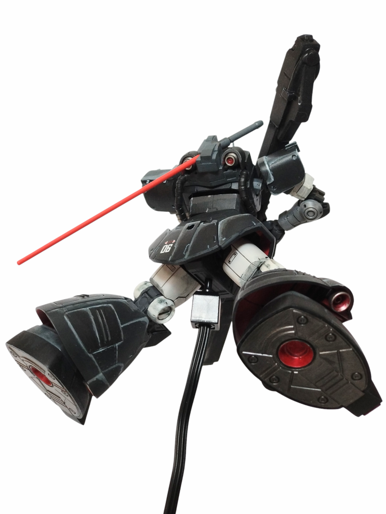 足裏も塗装。いつもならバーニア内部は蛍光ブルーが私の定番でしたが今回はシルバーからのクリアーレッド。足裏のバーニア内部はメタリックレッドで塗りました。