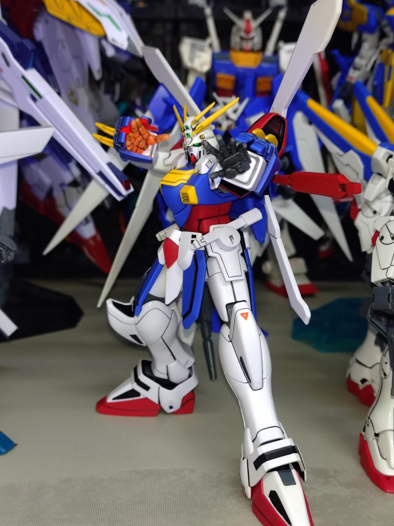 こういうポーズもアームカバーが右腕の上よりも横の方が格好良いかなぁと思います(gundam-kao2)