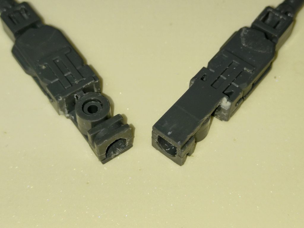 改造した手首部分です。手首用のポリキャップの周りをポリキャップを固定するピンがある面以外を切除しました。