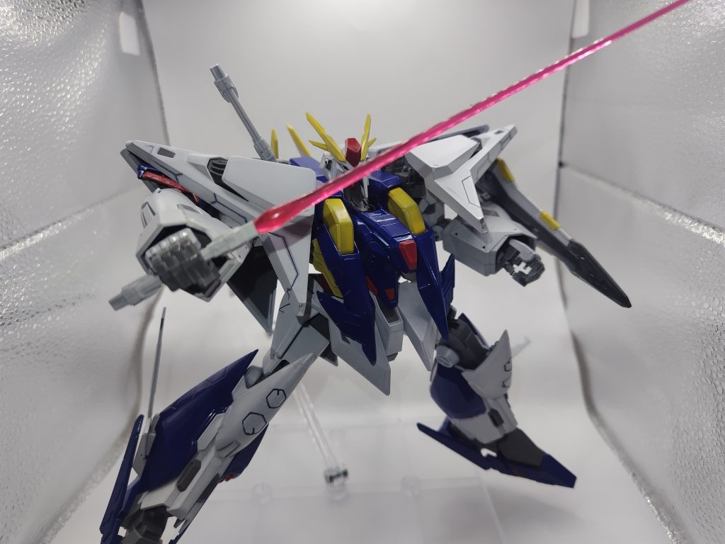 ビームサーベルはMG汎用のものであるサーベル1を使用していますが劇場版の緑ではなくゲーム版の赤となっております｡