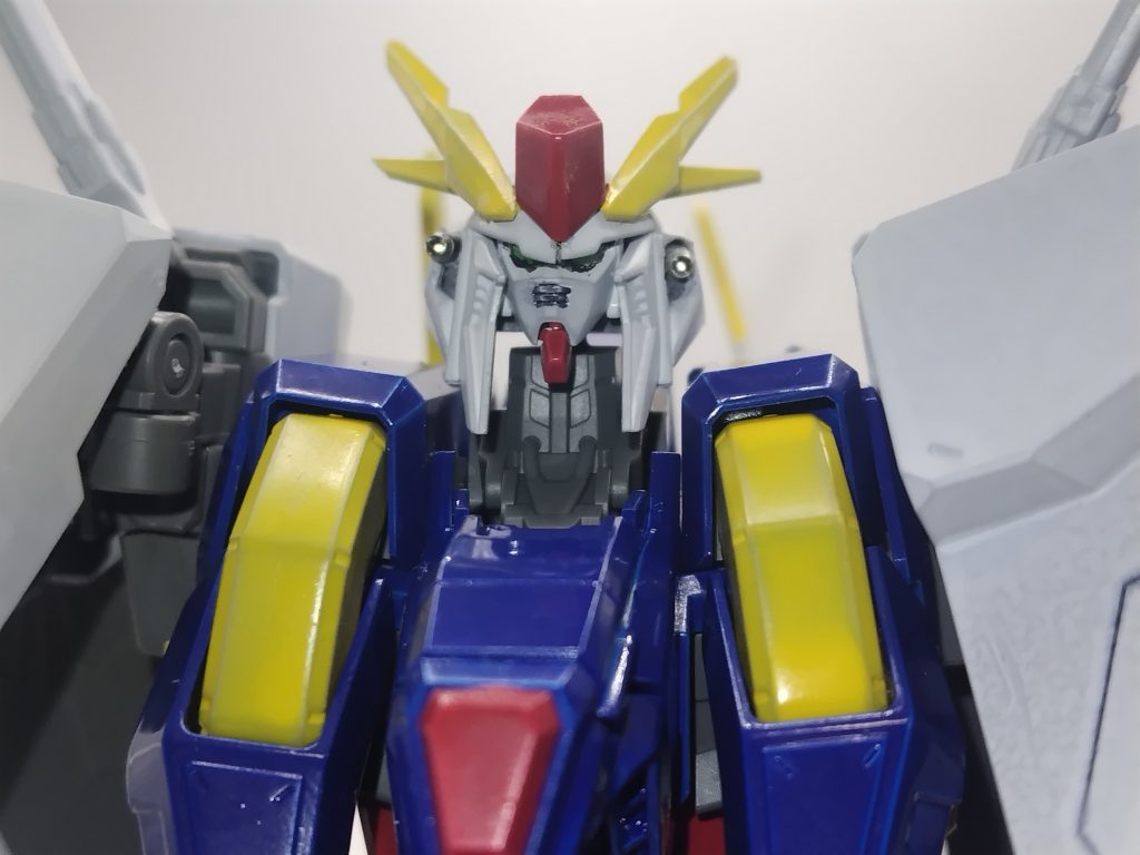 顔にはHGUC νガンダムのものを用いて､バルカン砲塔の再現でハイキューパーツの2.0mmマズルを使用しました｡また胸部のV字アンテナは削ってなくしています｡