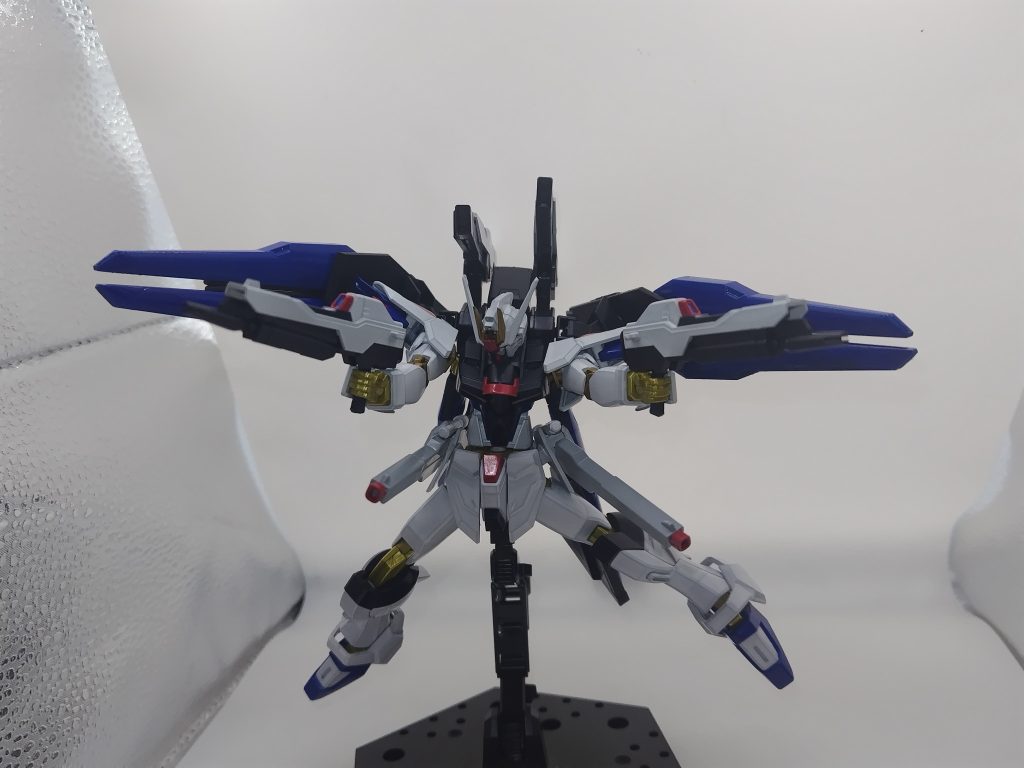 ZGMF-X666S レジェンドガンダムの運用データを元にドラグーンを前方に向けれるようになるなどストライクフリーダムのそれと比較して扱いやすくしつつ大気圏内、大気圏外双方で安定した性能を出せるようにしました。ブレイヴフリーダムで使用してた実体シールドは本体の防御力の向上に伴い、デッドウェイトになると判断してオミットされています。