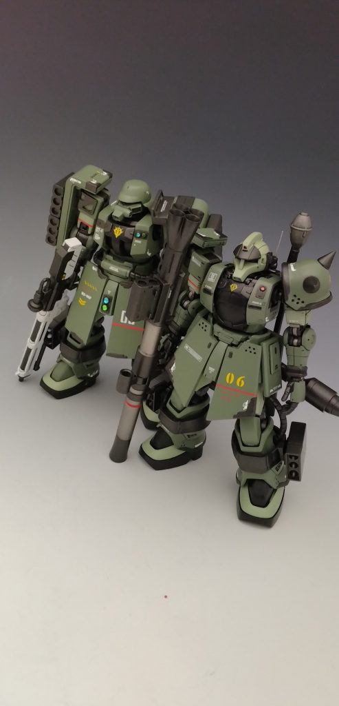 前に製作したザクと一緒に。頭部の色が違うだけで印象が違いますね。今回も最後までご覧下さりありがとうございました。また次回お会いしましょう☆