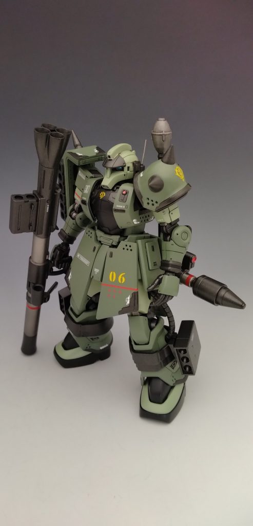 今回はザク1の頭部にバイザー、頭頂部にカメラ、アンテナを追加。スカートはマラサイを参考に製作してみました。