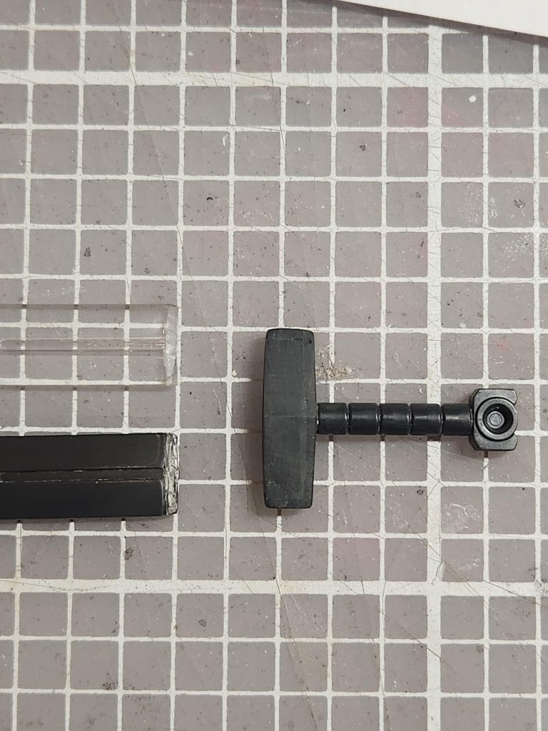 ​ヒート・サーベルのパーツ分割発熱状態と通常状態の2色の刃が付属するのは嬉しいのですが、パーツ分割がいまひとつ。グリップに大きな合わせ目が出てしまいます。なぜ刃とグリップを別パーツにしなかったのか……。結局、後ハメ加工と合わせ目消しに時間を取られてしまいました。