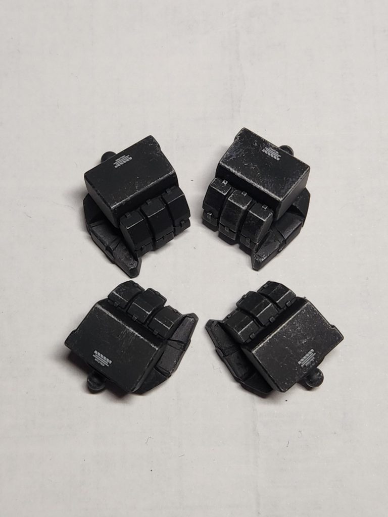 ハンドパーツは「握り拳」と「武器持ち手」の2種類が付属していますが、造形に大きな差がなく、しかも肉抜き穴が目立ちます。中途半端に2種類付けるくらいなら、肉抜きなしの拳を1セットにするか、表情豊かな「平手」を付けてほしかったところですね。