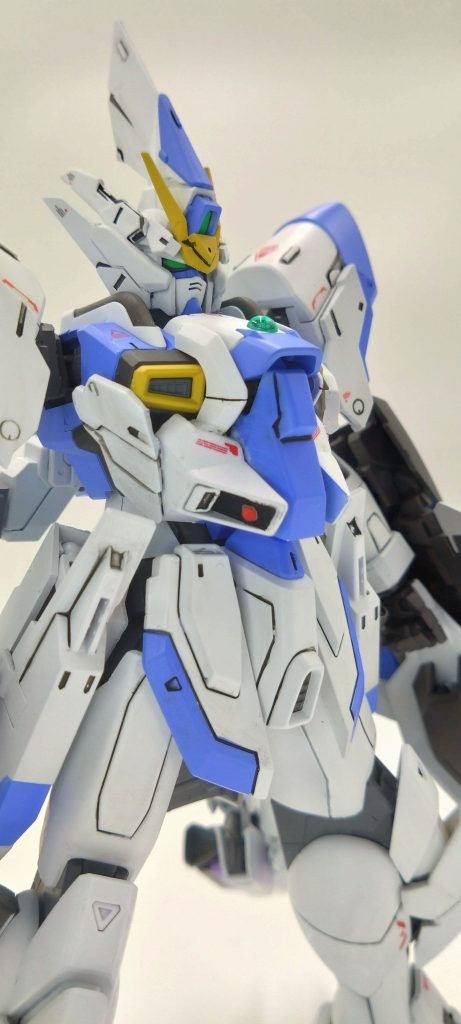 本機最大の特徴である下腹部にデジタル式モノアイが搭載これはかつての愛機ベルティゴの要素は入っておりカリスのビット＆ファンネルの脳波制御サポート機能を備わっておりカリスが苦しめたシナップスシンドロームを発症させないためにカリスを守るための機能なのだ。更に頭部にトサカ型には通信とビット＆ファンネルの制御距離を延長しておりより広範囲なオールレンジ攻撃も可能になった。