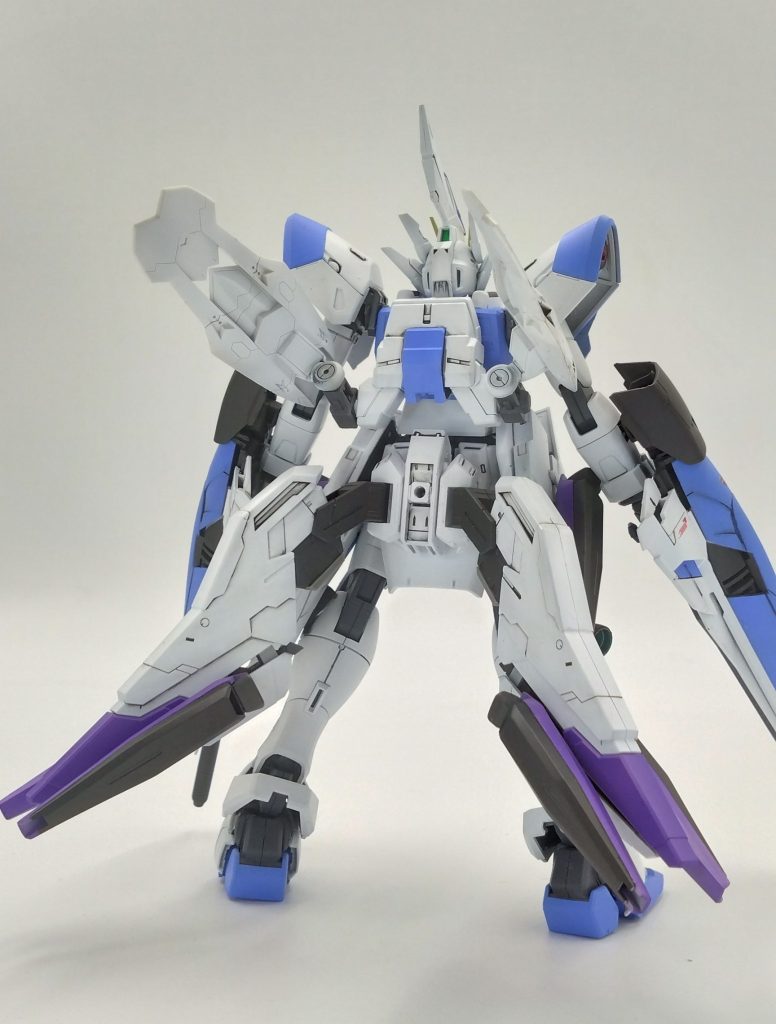 機体の特徴として機体構造としてヌーヴェルとは変わらないがかつての愛機ベルティゴを更に色濃く意匠を取り込んでいてベルティゴとガンダムXのフラッシュシステムを両方取り入れた独自の新たなシステムを使用し心身を成長したカリスを使用することによって精神負担にもなくより高精度なビット＆ファンネルのオールレンジ攻撃が可能になる。