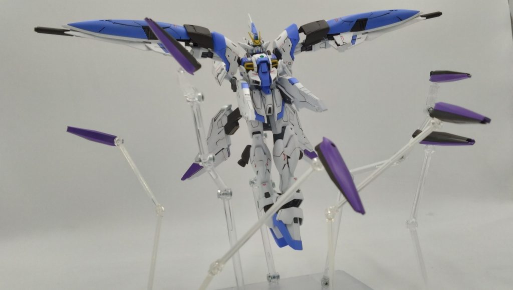 今回ヌーヴェルカスタムに使用したファンネルは１５年前に開発した代物をキッドとベルティゴ開発メンバーの共同で開発した腰部と背中に搭載したスタビライザー兼ファンネル用充電パックが内臓することで最速でファンネルの充電でき更なるファンネルの継戦力向上することができた。