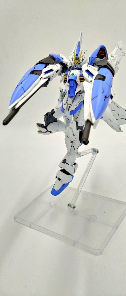 ヌーヴェルの両腕に取り付けてるアームシールド『スラッシュバスターシールド』はシールド先端からビームライフル射撃が可能で収束型速射型など様々な射撃ができる。更に内側に格納されたAIドローンビットはミサイル型に変更しAI制御した追尾性の高いミサイルになった。
