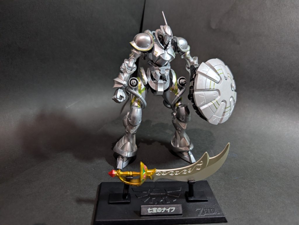 ギャンは西洋甲冑なので、レイピアかランス、もしくはハルバードの方が適切かもしれません。でもエキゾチックな刀タイプも似合う気がするのです。