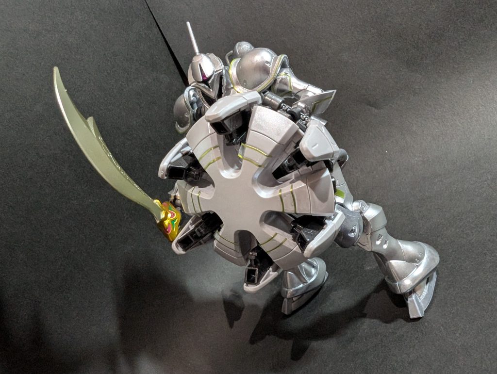 防御に見せた仕込み盾がまたギャンらしいですよね。正々堂々とかではなく、主君の勝利のために出来ることを全てやるのがギャンですから。