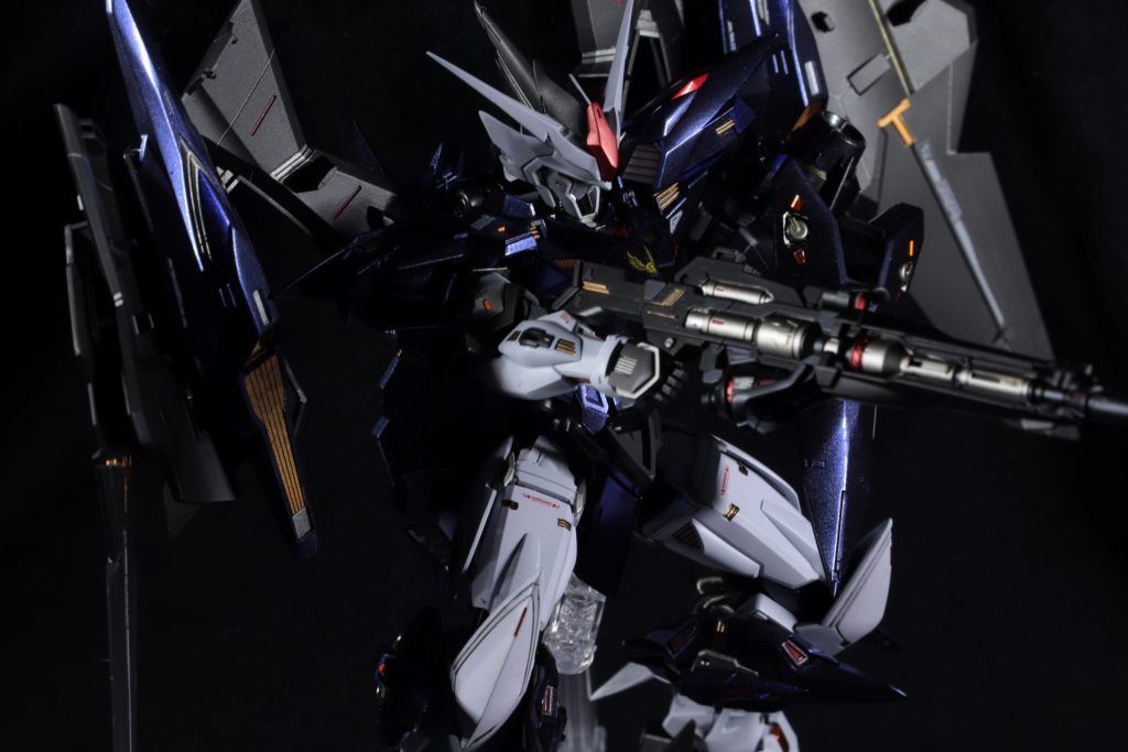 翼はシルバーで墨入れしてます。ライフルの塗り分けはライブ感でやったのでこれでいいのかな感が否めないです。