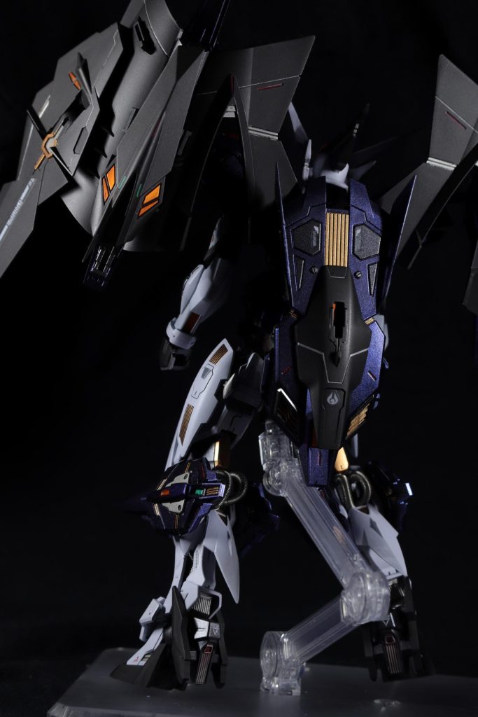 今回はデカール控えめデカールは似たようなデザインからチョイスし、ロゴ等は付属の物を使用してます。胸部やバックパック、武装類等の○モールドにはコトブキヤのマイナスモールドをスターブライトアイアンで塗装したものを貼り付けてます。【MA形態】