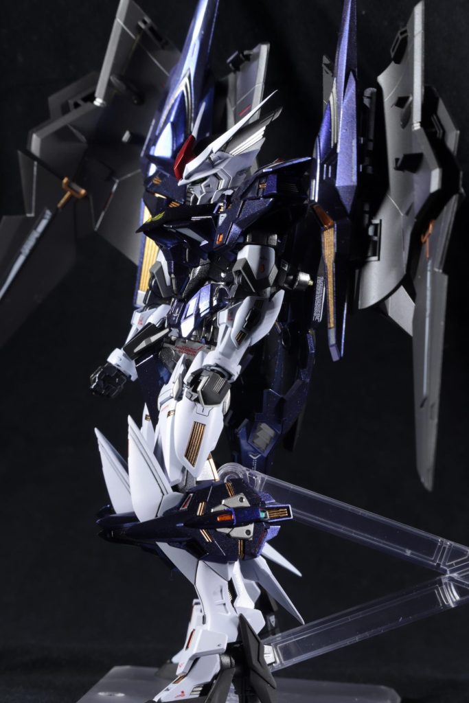 足の謎のスキマ？は内部をゴールドで塗装し、ハセガワのメッシュシートを仕込んでます。また、膝裏のパイプっぽいディティールは全て削ってスプリングに置換。