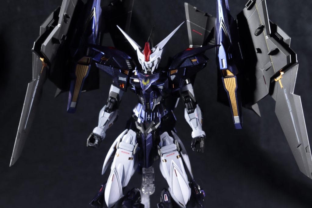 今回はひたすらシャープ化頭部、胸部、肩、膝、足、バックパックすべてランナーで延長しシャープ化してます。また肩の上段？にプラ板貼ってます。