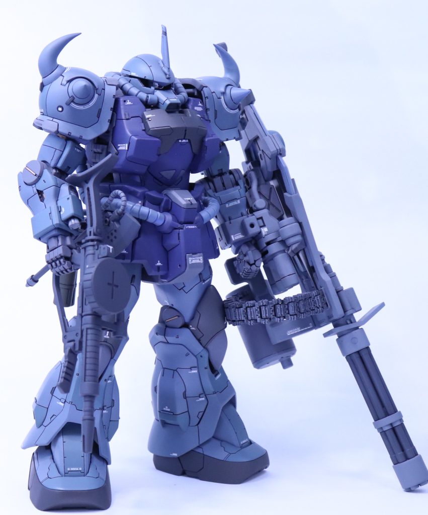 頭部はアンテナをバンダイのアンテナセット?に変更。カメラアイも作り直して小型化。目のスリットの幅を狭くして小顔効果が出たかな?首を1ミリ延長 胸周りにはプラ板、パテ等で大型化。肩・胸周りをボリュームアップさせて。頭を埋めて好みの印象に変更。胴体の大型化に合わせて、サイドスカートを前後に5〜6ミリ幅増し。フロントとリアスカートもそれぞれを前後に出していますパッと見変化はないですが、力強さが増したかなと(笑)