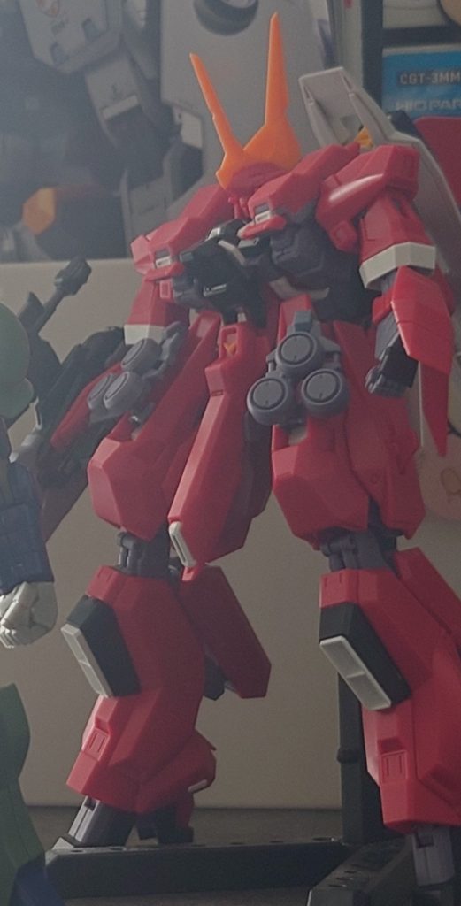 だいぶ前に仮組みした時の写真です(前回作成した旧ザクと並んで撮った時のものしかありませんでした。。)しばらく放置してたのでホコリ付着が酷くいったんパーツ洗浄してから再開しました💦