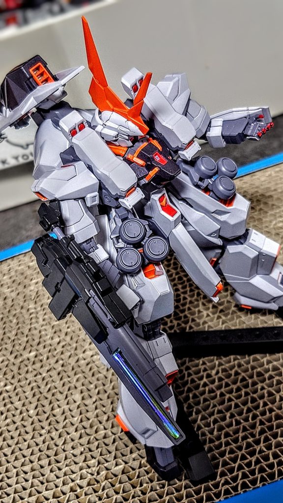 塗装後の状態です。※以下レシピは全て水性ホビーカラーとなります赤系→モンザレッド黄橙系→オレンジイエロー+モンザレッド+白白系→オリジナルのAOZホワイト(シルバーや紫少量など含まれてます)濃紺系→オリジナルのAOZ暗ブルー武装類→ティターンズブルー1関節→ルブリスグレーなお、ビームライフル先端部分は透明プラ棒3mmをエナメル蛍光塗料で塗装してから埋込み、表面にオーロラブルーシールを貼ってます。