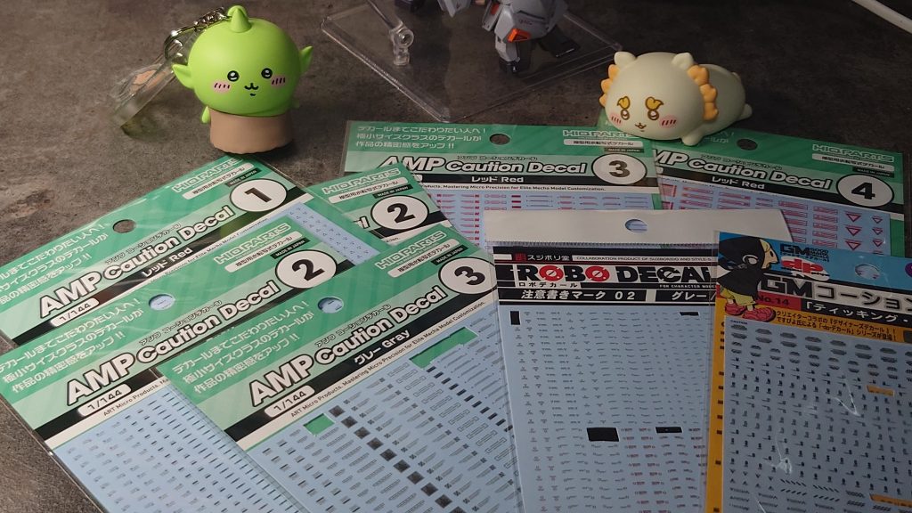 デカールはハイキューパーツさんの新作 AMPデカールを筆頭に、スジボリ堂さんのロボデカール、MYK デザインさんのGMデカール(アシタのデカール)を各所に使用しました。(テスト・カラーということで気持ち多めに貼ってみました )今回は新規スジボリやディテールアップパーツの使用はほぼほぼ無しで、デカールや部分塗装によるディテールアップが主となります。