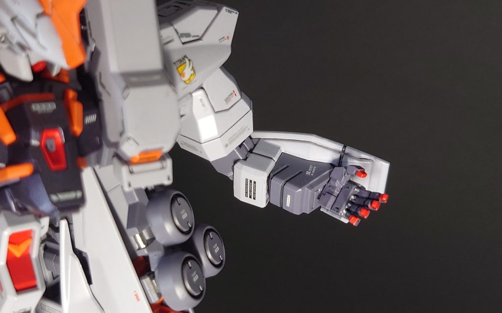 ハンドパーツは左手の握り手と平手をidolaさんのソリッドハンドXSにしています。指先(モンザレッド)や関節(シルバー)の塗り分けは慎重に筆塗りでやってみました