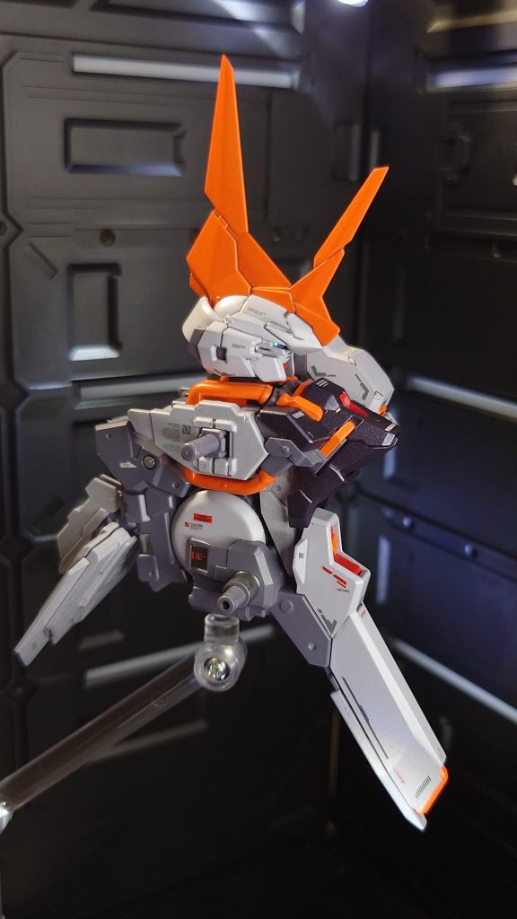 トルソー的な1枚。ほぼほぼ見えなさそうな所も自己満足でデカールやハセガワさんのフィニッシュシート(ミラーフィニッシュやチタンフィニッシュ)を貼っています。