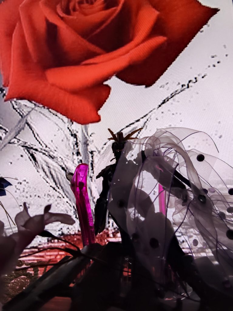 草むらに 名も知れず咲いている 花ならばただ風を 受けながらそよいでいれば いいけれど 私はバラのさだめに生まれた 華華やかに激しく生きろと生まれた&nbsp;