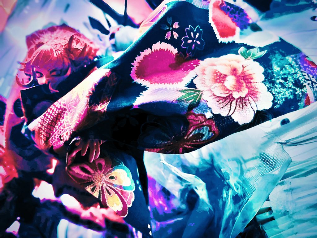 当然、席替えがあれば、対象者も変わります。H堂→ジャイアン福田→出木杉二階堂→ブッチャー池田→ポリス小川くんと、今思えば、彼らにはホントは興味はなく、ただタダU子さんにいつ、どのタイミングで「昨日のドラえもん!めっちゃおもしろかったよねー!」って言うかだけをひたすら待っていただけだったのです。ですが、言った瞬間「は??」ってなる顔のU子とY子が頭の中をぐるぐる回りいつまで経っても言い出せなかったのです。青春とはそんなものです。そんなモヤモヤしたメビウスの輪が永久に続くかと思われた、ある日大山登山の作文をU子さんが発表された時にまさかの事件が発生したのです。「大山登山はとても大変でしたけど、山頂まで行けて、とても嬉しかったです。」「もう一つ嬉しかったのは、味噌汁大盛り君が(仮名)途中怪我したのに、最後まであきらめずに山頂まで登って来てくれたことです!そのことにわたしは とても感動しました!」「え??」確かに怪我したのに、山頂まで行きましたが、まさかそんなことをU子さんが作文でみんなの前で発表してくれるとは思わず。驚愕したのです。いや、正確には狂気の狂喜したのです。周りからは「おいおい!U子は味噌汁大盛り(仮名)が好きなんじゃないの?」とか「どうしちゃったんだ!ヒーローじゃん味噌汁大盛り(仮名)」などのヤジがあるなか「辞めろよ!ブッチャー!そういう発言!」とか言いながら1週間以上ニヤニヤが止まらず、お母ちゃんが「アンタ?最近おかしいけど大丈夫?病院行く?」って言われるほどにニヤニヤしてたのを思い出します。青春とはこんなものです。ですが、その1か月後に事件は起きました。