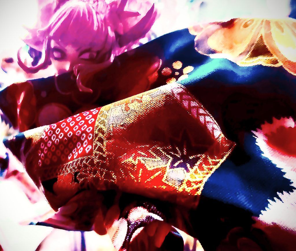 U子さんがサッカー部キャプテン、パンサーM島と仲良く笑いながら一緒に廊下を歩いているのを見てしまったのです。いいタイミングでH堂がブッチャーに「U子とM島付き合ってるよなー」「あーいい感じだよねー、 お似合いだよねー」乾いた、ブッチャーのコトバが、鼓膜の内側に何度も永遠に反復していました。自分の中で、心の中のなにかがぶちっと切れるような感覚がありました。家に帰り、棚に合った1/144シャアザクを見ました。モヤモヤしました。パンサーM島君はサッカー部では他の人の3倍の素早さでゴールを決めるらしく、セカンドネームはシャアM島だったのです。彼の使うサッカーボールはシャア専用と呼ばれていました。モヤモヤが止まりませんシャアザクをもぎ取り、近くにあった墨汁をぶっかけます。庭に出て、土を掘り返し、その石やら砂利やらをぶっかけます。空いた穴にシャアザクをツッコミ埋めます。お母ちゃんが「アンタなにしとんの?の言葉にはッと我に返り、シャアザクを救出します。とりあえず、棚の端っこに置きました。もうボロボロです。青春とはこんなものです。