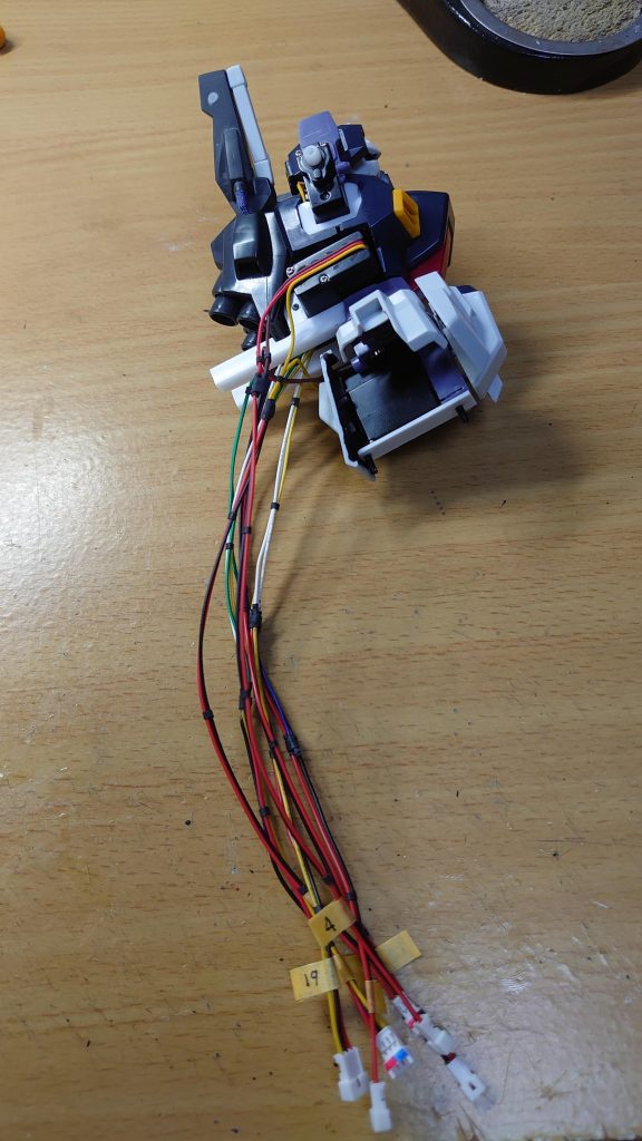 頭部／胴体部の制作途中状態です。胴体にも　かがみ　と　ひねり　の2関節を入れています。（ここはちょっとこだわり箇所です）