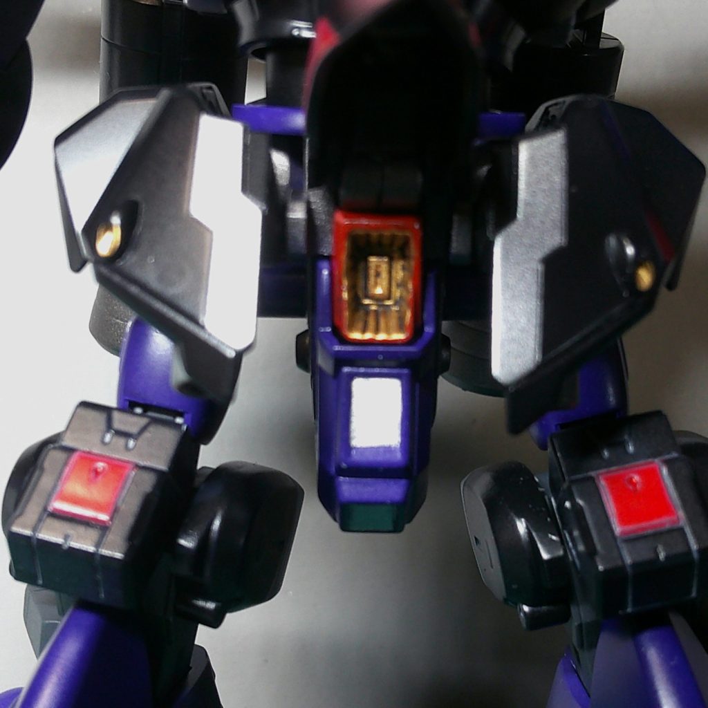 ふんどし部を跳ね上げると、腰部ハイメガキャノンが隠されています。(変なとこにピントあってるのか写真がひどいな・・・)元の腰パーツを切り欠いた隙間に、ちょうどビルダーズパーツのハイメガキャノンが収まったので入れてみました。