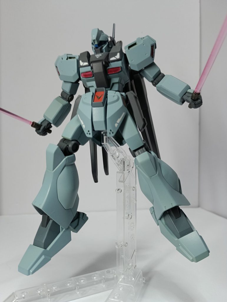 アーマー部を外した状態。サイドスカートはビームサーベルラックとなっています。