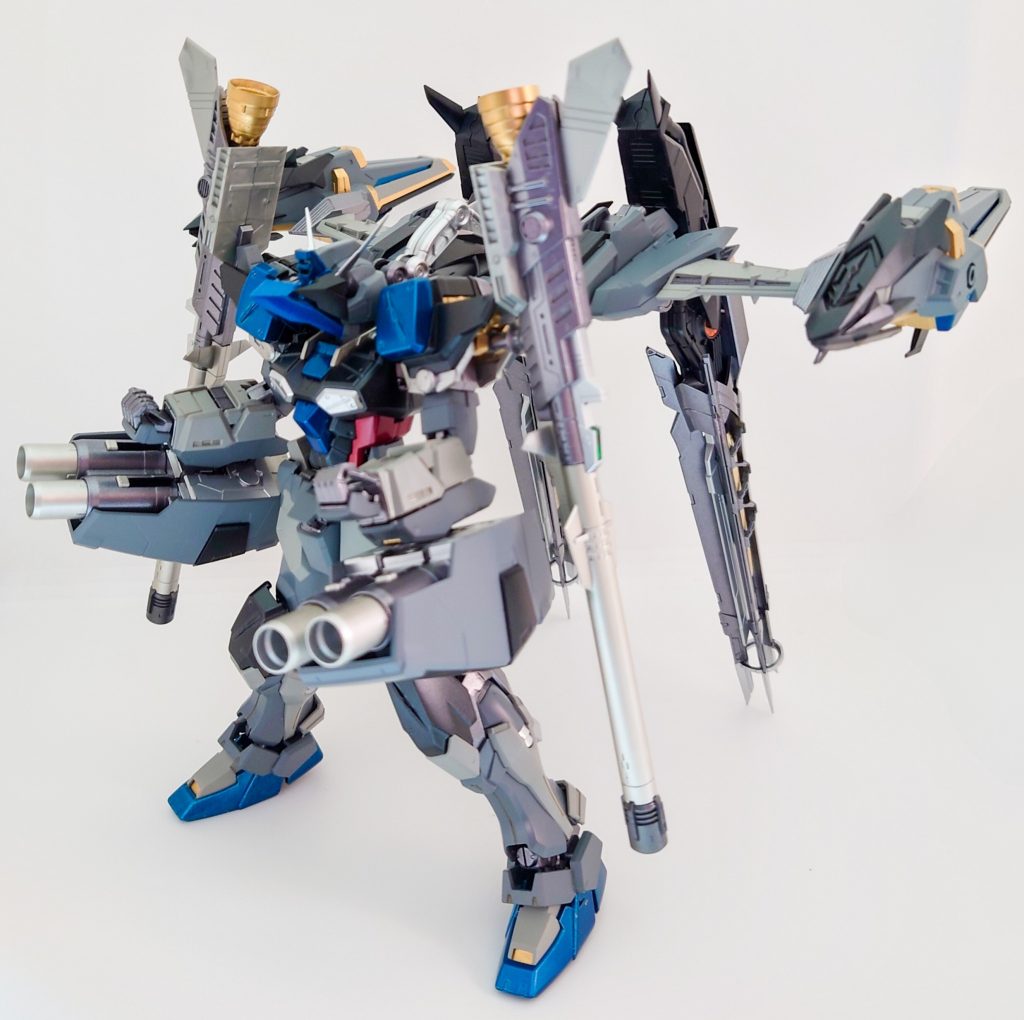 ライジンストライカーパックⅡ装備状態。ブースターキャノンは肩に装備され、71-XX曲射型ビーム砲は普段は後ろに格納している状態です。