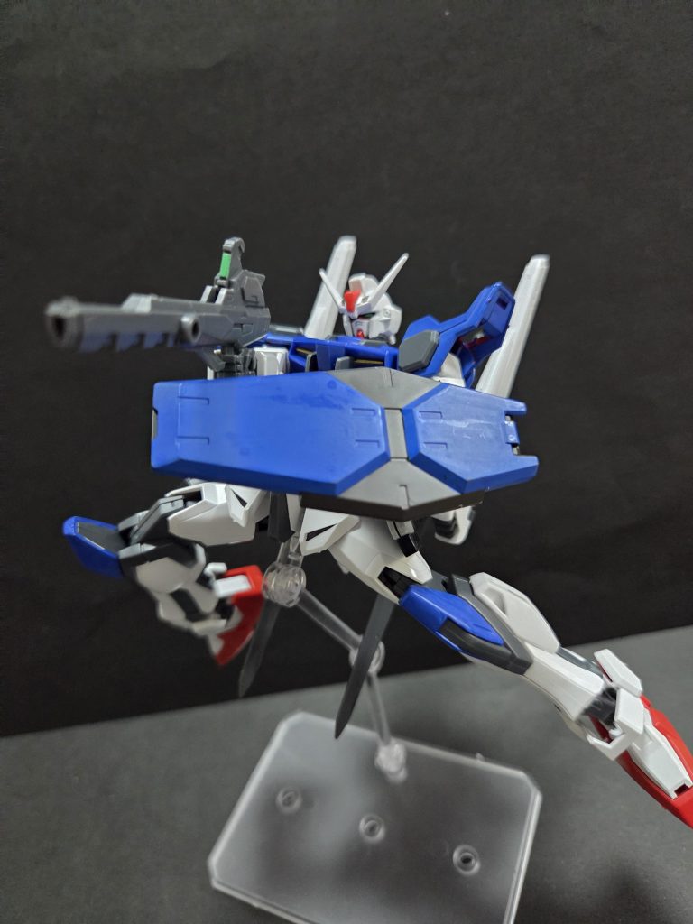 ライフルとシールドを構えて。ポージングのセンスはご愛敬、、、、