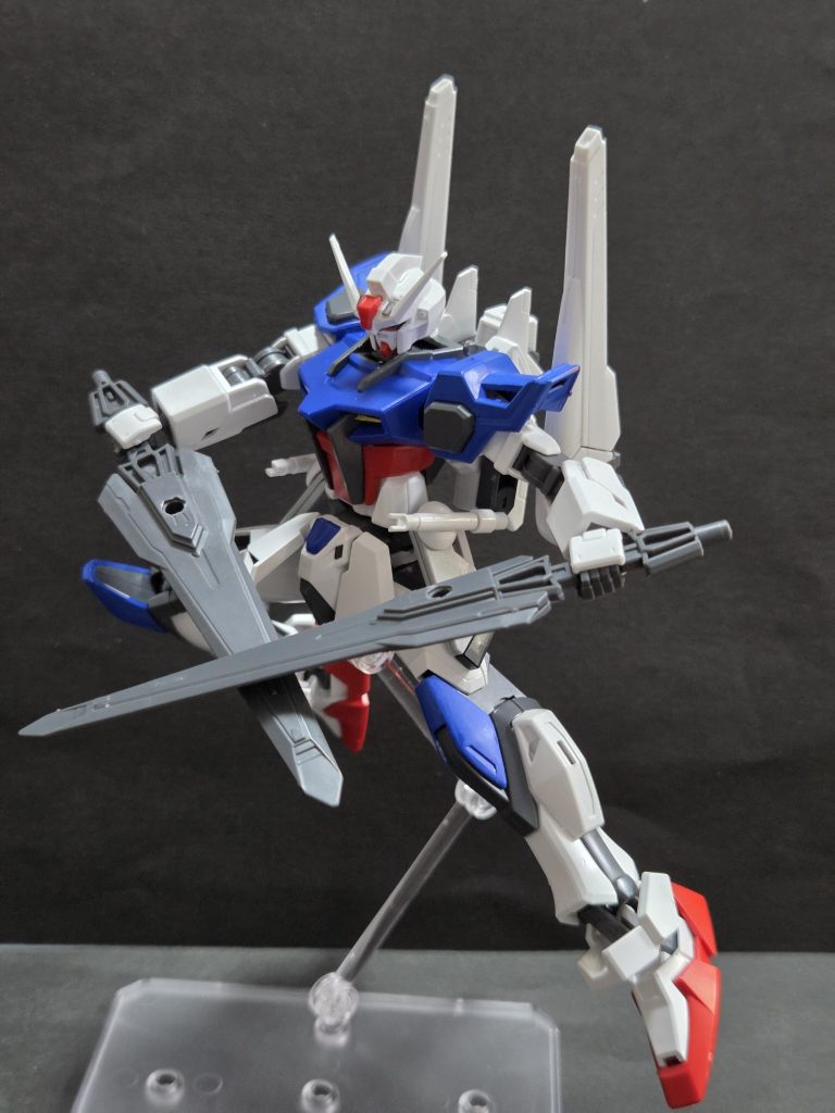 ここからが本機の真骨頂！まずはバックパックに装備された2本の大型対艦刀「アスカロン」抜群の切れ味で敵を一刀両断！