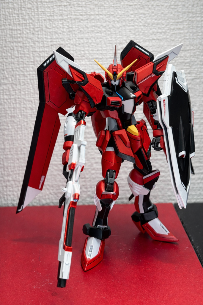 ビームブーメランはつけたら塗装ハゲそうなので付けずにまずは撮影しました。しかし、全塗装の影響で右腕の関節保持が死んで他のポージングはつけられないことにこの後気づきます