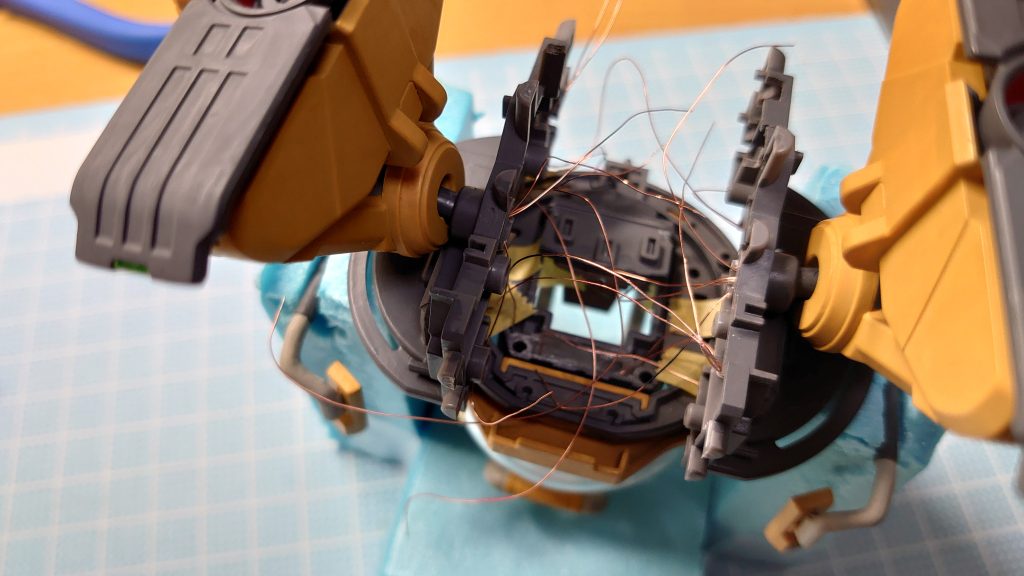 組み立て＆結線　その2最後に胴体部分に配線が集中します。間違えないように慎重に作業・・・