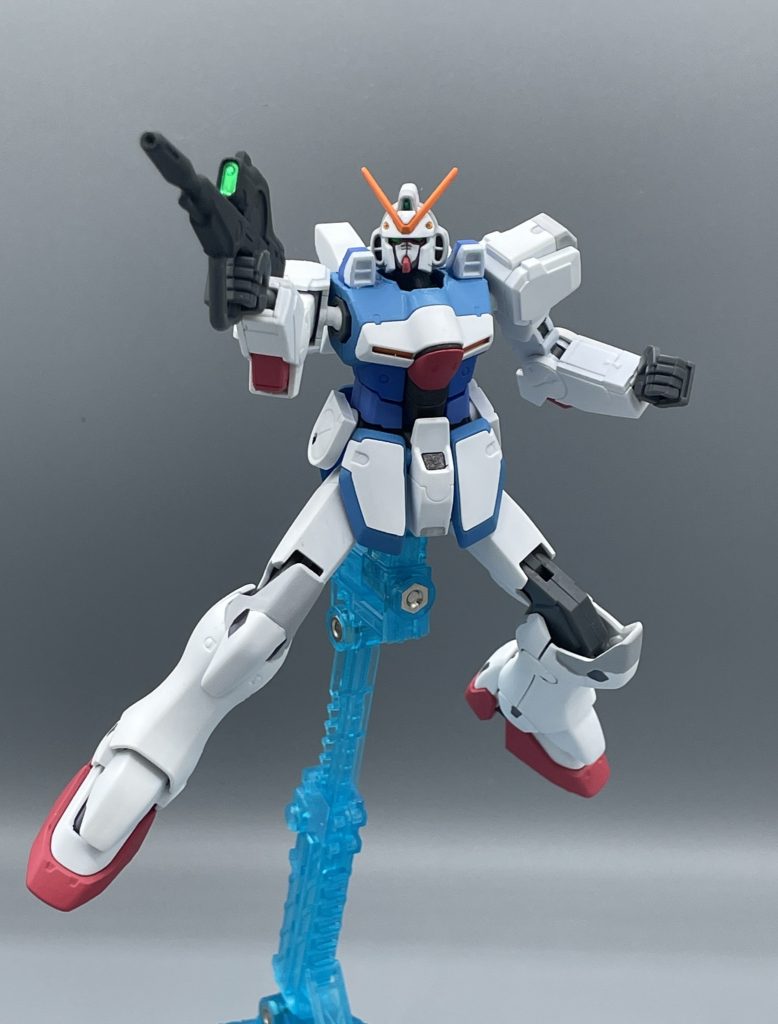 ビームライフル！！　一見すると普通のライフルですが、そのコアになっているのは小型のビームピストルで、センサーやグリップ、バレルやエネルギーパックを後付けして拡張しています。　本体と同様に、非常に拡張性に富んだ武装ですね。