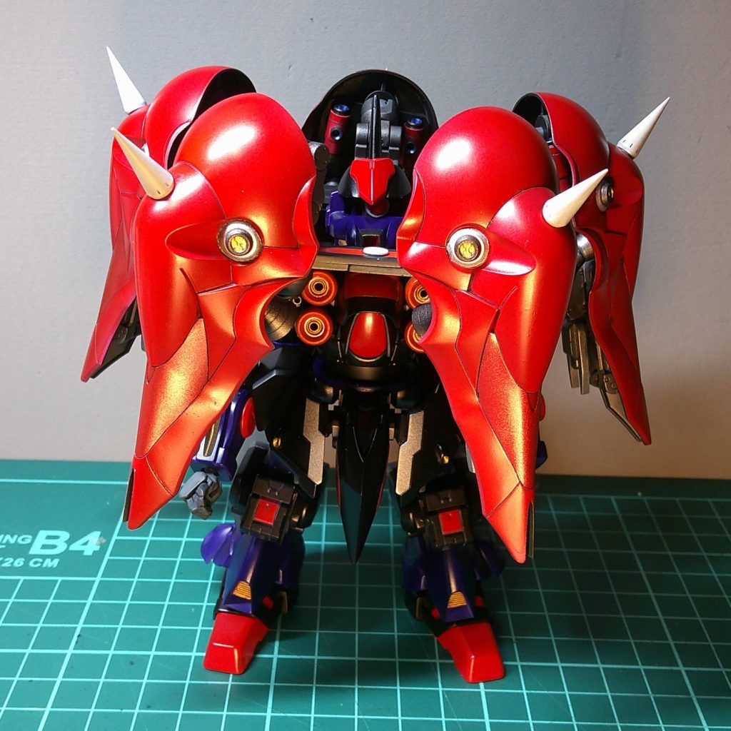 バインダーをつけた状態。赤ピーマンになるにはバインダーがちょっと小さいですね。このバインダーは、表面のメガ粒子砲をオミットした変わりに、全体の強度とIフィールドの出力をUPした盾としての能力を高めた設定になっています。バインダーをファンネルとして分離、射出することもでき、その際はサブアームからのビーム射撃をしながら、表面のスパイクを相手に向けて突撃します。