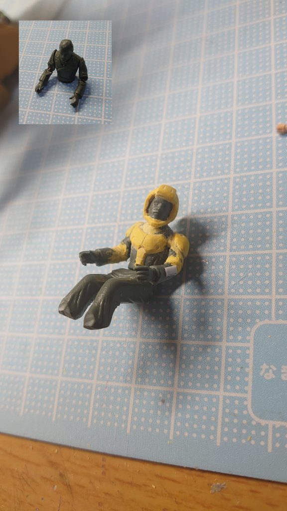 パイロット役は、1/35の戦車操縦兵をベースに、ポーズ替え＆パテ盛りからのノーマルスーツ風に改造しました。