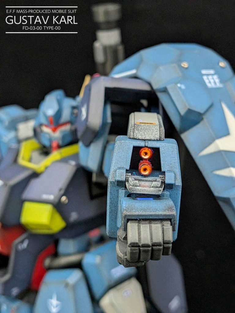 グレネードランチャーの銃身にもメタルパーツ赤く光ります