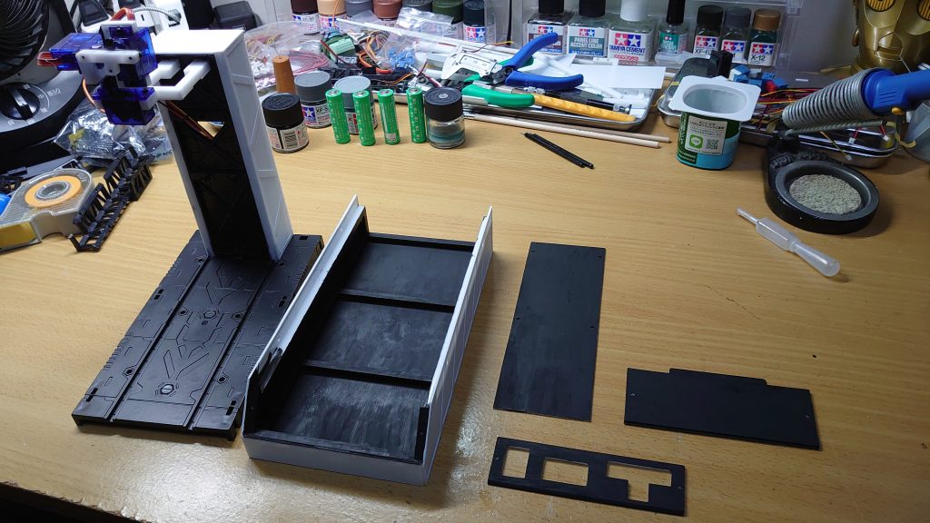 台座部は100均のカタパルトをベースにプラ板／プラ棒などを組み合わせて作成しました。MSを支える部分には荷重がかかるので、なるべく頑丈に工作しています。