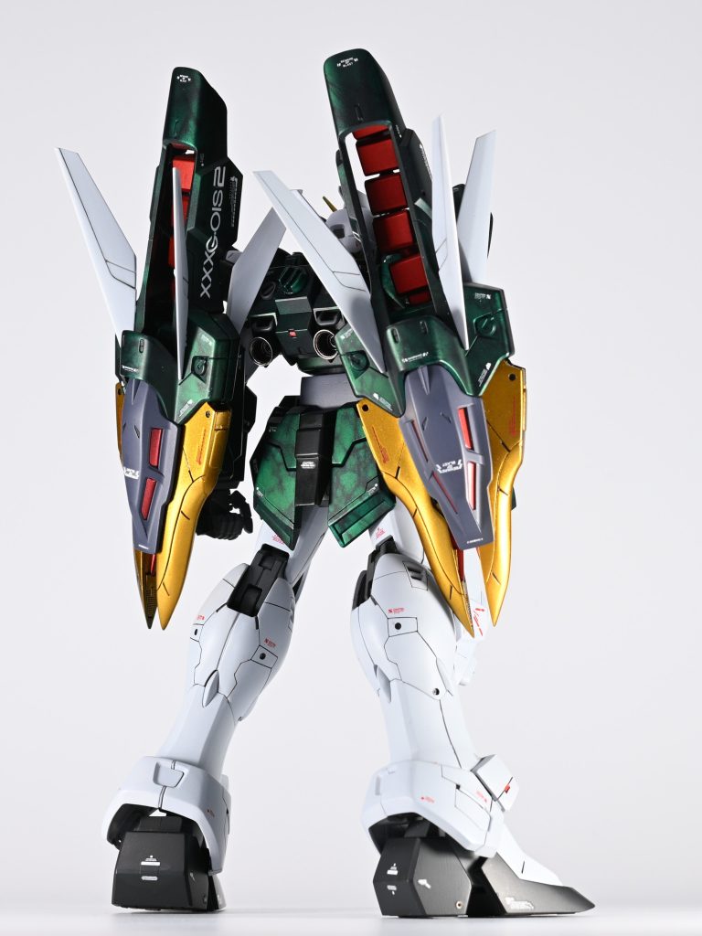 バックパックはバーニアをウェーブのバーニアに換装した程度。何がつらいと言えばドラゴンハングの蛇腹部の合わせ目消しが面倒なくらいで、全体的に楽しく製作できました。